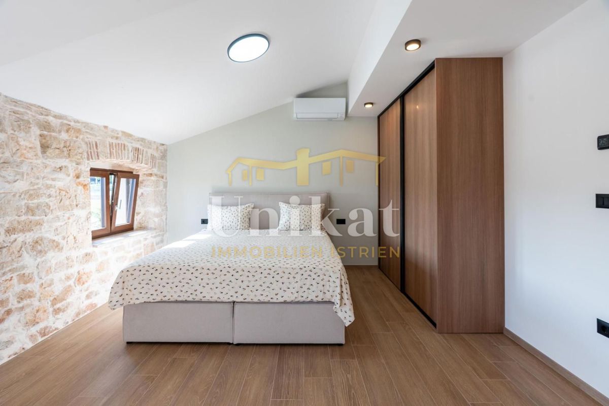 Renovirana kamnita hiša s bazenom